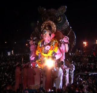 After the 21-hour procession, the Lalbaug's King was immersed | 21 तासांच्या मिरवणुकीनंतर लालबागच्या राजाचं विसर्जन