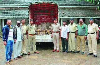 Illegal liquor is seized in Yeola | येवल्यात अवैध मद्यसाठा जप्त