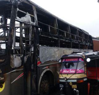 A bus carrying Shirdi to Hyderabad went to the death of a fierce fire and tears | शिर्डीहून हैदराबादकडे निघालेल्या बसला भीषण आग, चिमुकल्याचा होरपळून मृत्यू