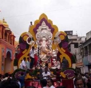 The fifth person of Pune's Ganpati wins immersion | पुण्यातील पाचही मानाच्या गणपतींचं विसर्जन