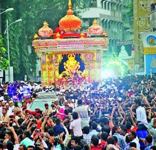 Muslim Brothers 'Aarati' | मुस्लिम बांधवांनी केली मानाच्या बाप्पांची आरती