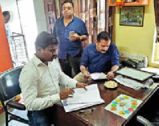 Forage on Raghuvir's main factory | ‘रघुवीर’च्या मुख्य कारखान्यावर धाड Forage on Raghuvir's main factory | ‘रघुवीर’च्या मुख्य कारखान्यावर धाड