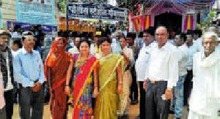 Attack on the police station on the next day | दुसऱ्या दिवशीही पोलीस ठाण्यावर हल्लाबोल Attack on the police station on the next day | दुसऱ्या दिवशीही पोलीस ठाण्यावर हल्लाबोल