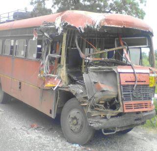 Nagpur - Two buses hit by 20 buses in Chakrigha, 20 passenger passengers | नागपूर - चक्रीघाटात दोन बसेसची धडक, 20 प्रवासी प्रवासी