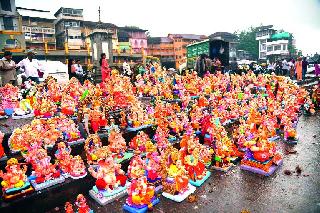 Donation of two lakh 40 thousand idols | दोन लाख ४० हजार मूर्तींचे दान