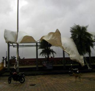 Storm of Alibaug Seaside | अलिबाग समुद्र किनारपट्टीला वादळाचा तडाखा