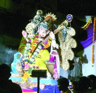 Varunaraja's tornadoes in Bappa procession | बाप्पाचा मिरवणुकीत वरुणराजाची तुफानी हजेरी