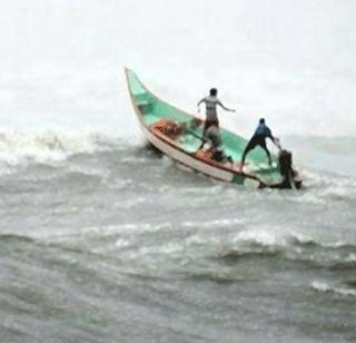 Fishermen boat sank in the sea, 14 people saved | मच्छिमार बोट समुद्रात बुडाली, १४ जणांना वाचवण्यात यश