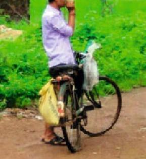 Clean the dirt along the roadside | रस्त्याच्या कडेला असलेली घाण करतो स्वच्छ