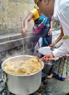 When the Principal seeks potatoes in Khichadi ... | मुख्याध्यापक खिचडीत आलू शोधतात तेव्हा...