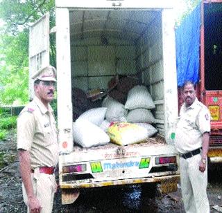 Market ration was caught | बाजारात जाणारे रेशन पकडले