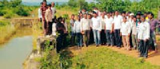 Canal digging to save crops | पीक वाचविण्यासाठी कालव्याचे खोदकाम Canal digging to save crops | पीक वाचविण्यासाठी कालव्याचे खोदकाम