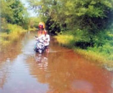 Due to water logging on the Arhenwargaon route, obstruct the traffic | अऱ्हेरनवरगाव मार्गावर पाणी साचल्याने वाहतुकीस अडथळा