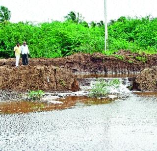 The baby canal broke in Varvand | वरवंडमध्ये बेबी कालवा फुटला