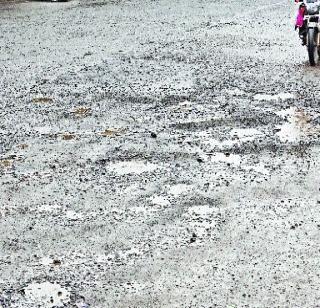 Due to rains open brakes of roads | पावसामुळे रस्त्यांचे पितळ उघडे