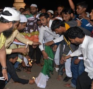 Muslim Brothers in Kolhapur burn the flag of Pakistan | कोल्हापुरात मुस्लीम बांधवांनी पाकिस्तानचा ध्वज जाळला