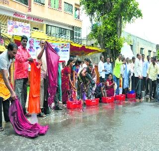 The clothes washed in front of the Collector Office! | जिल्हाधिकारी कार्यालयासमोर धुतले कपडे!