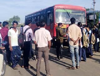 Students avoided the ST bus | विद्यार्थ्यांनी अडविली एसटी बस