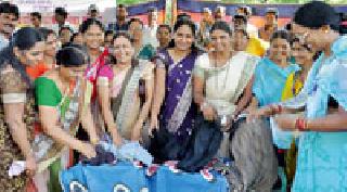 Washing clothes in front of the office of Dhobi community for the reservation | आरक्षणासाठी धोबी समाजाचे कचेरीसमोर कपडे धुणे आंदोलन