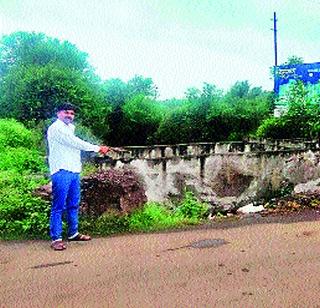 The collapse of the Mordewadi bridge collapsed | मोरडेवाडी पुलावरील कठडा तुटला The collapse of the Mordewadi bridge collapsed | मोरडेवाडी पुलावरील कठडा तुटला