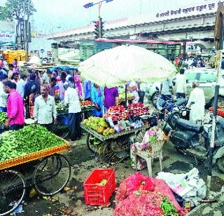 Market on the road to be awake | जागेअभावी रस्त्यावरच बाजार Market on the road to be awake | जागेअभावी रस्त्यावरच बाजार