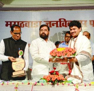 Munde-Shinde praises praise by Mukti Sangram Sing | मुंडे-शिंदे स्तुतिसुमनांनी रंगला मुक्तिसंग्राम सोहळा Munde-Shinde praises praise by Mukti Sangram Sing | मुंडे-शिंदे स्तुतिसुमनांनी रंगला मुक्तिसंग्राम सोहळा