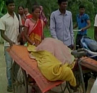 Since no money, he took the trolley from the rickshaw and took the body of his mother | पैसे नसल्याने 'त्याने' ट्रॉली रिक्षावरुन नेला आईचा मृतदेह