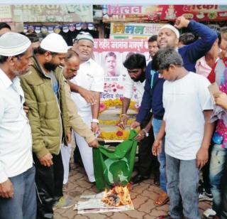 Pakistani flag burnt to death by Muslim protesters | दहशतवादी हल्ल्याच्या निषेधार्थ मुस्लिमांनी जाळला पाकिस्तानचा झेंडा