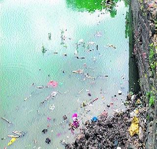 Dangers are threatened by the construction of ponds! | निर्माल्यामुळे तलावांना धोका!