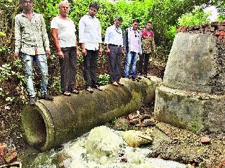 Leak to Gangapur canalal drainage line | गंगापूर कॅनॉललगत ड्रेनेज लाईनला गळती