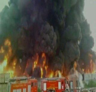 In Gujarat, a plastic factory was hit by a fierce fire | गुजरातमध्ये प्लास्टिक कारखान्याला लागली भीषण आग