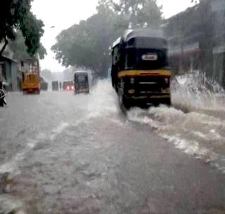 Due to the heavy rains, the traffic of Western Railway was disrupted, the long distance trains stopped | तूफान पावसामुळे पश्चिम रेल्वेची वाहतूक विस्कळीत, लांब पल्ल्याच्या गाड्या रखडल्या