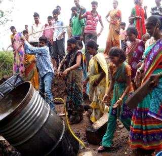 Ranaragini becomes woman for liquor ban | दारूविक्री बंदीसाठी महिला बनल्या रणरागिणी