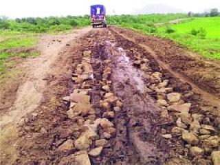 The road to the village of Shenwalka closed | शेणवड गावाचा रस्ता बंद The road to the village of Shenwalka closed | शेणवड गावाचा रस्ता बंद