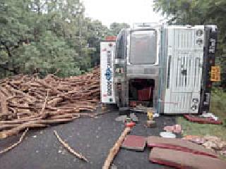 The wood bit filled truck filled up | लाकूड बिट भरलेला ट्रक उलटला