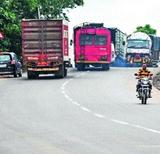 Talegaon-Chakan road dangerous | तळेगाव-चाकण रस्ता धोकादायक