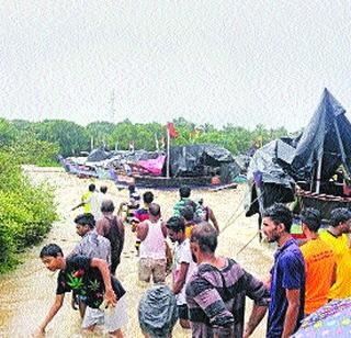 The three boats on the jetty are submerged | जेटीवर उभ्या असलेल्या तीन बोटी बुडाल्या The three boats on the jetty are submerged | जेटीवर उभ्या असलेल्या तीन बोटी बुडाल्या