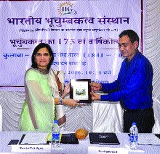 Researchers are behind the scenes | संशोधक हे पडद्यामागेच असतात Researchers are behind the scenes | संशोधक हे पडद्यामागेच असतात