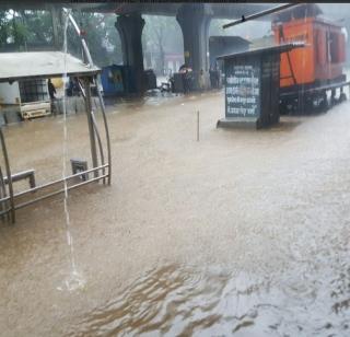 Due to heavy rains, water, roads and local traffic stagnant in low-lying areas in Mumbai | मुसळधार पावसामुळे मुंबईत सखल भागात साचले पाणी, रस्ते-लोकल वाहतूक मंदावली