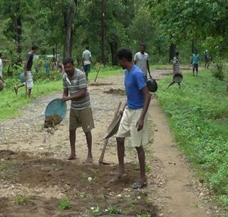 VIDEO: The road repair works to start the busier | VIDEO : बसफेरी सुरू करण्यासाठी श्रमदानातून रस्ता दुरूस्ती