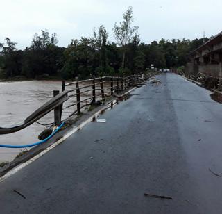 The entire water reached the Jagbudi river in Konkan, but the traffic stopped | कोकणात जगबुडी नदीवरचं पुराच पाणी ओसरलं, मात्र वाहतूक बंद