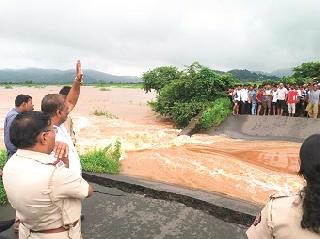 Tornado rain in the village - the bridge was flown in Roha taluka | खेडमध्ये तुफानी पाऊस--रोहा तालुक्यात पूल वाहून गेला Tornado rain in the village - the bridge was flown in Roha taluka | खेडमध्ये तुफानी पाऊस--रोहा तालुक्यात पूल वाहून गेला