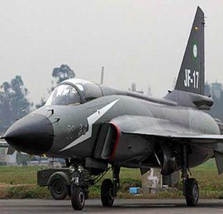 Pakistan preparing for war? Flying on the highway | पाकिस्तानकडून युद्धाची तयारी सुरु ? हायवेवर केलं विमानांचं लॅडिंग