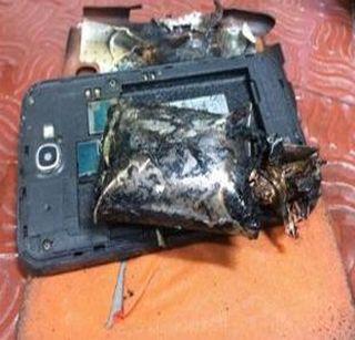 Be careful! While the airplane was in the air, Samsung Note 2 took the stomach | सावधान ! विमान हवेत असतानाच सॅमसंग नोट 2 ने घेतला पेट