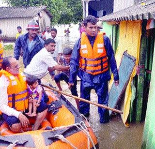 400 people rescued from Mithagrapada floods | मिठागरपाडा पुरातून ४०० जणांची सुटका