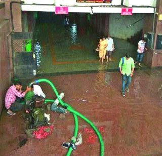 Sub-way in the Khandeshwar station is always in the water | खांदेश्वर स्थानकातील सब-वे कायमच पाण्यात