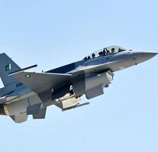 The Pakistani public was frightened by the practice of F-16 fighter aircraft | एफ-१६ लढाऊ विमानांच्या सरावामुळे पाकिस्तानी जनता भयभयीत