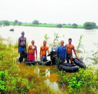 Ramdas took out the water in the water for 20 hours in the water | रामदासांनी पुराच्या पाण्यात काढले २० तास पाण्यात