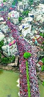 Workers participating in thousands of workers in Maratha march | मराठा मोर्चात हजारोंच्या संख्येने कामगार सहभागी Workers participating in thousands of workers in Maratha march | मराठा मोर्चात हजारोंच्या संख्येने कामगार सहभागी