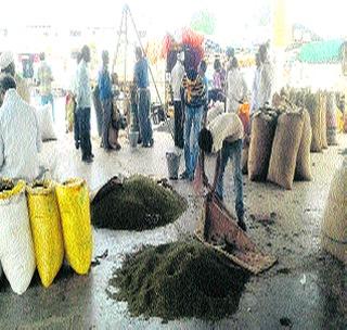 Muga aram in the market in Khamgaon! | खामगावच्या बाजारात मुगाची आवक वाढली!